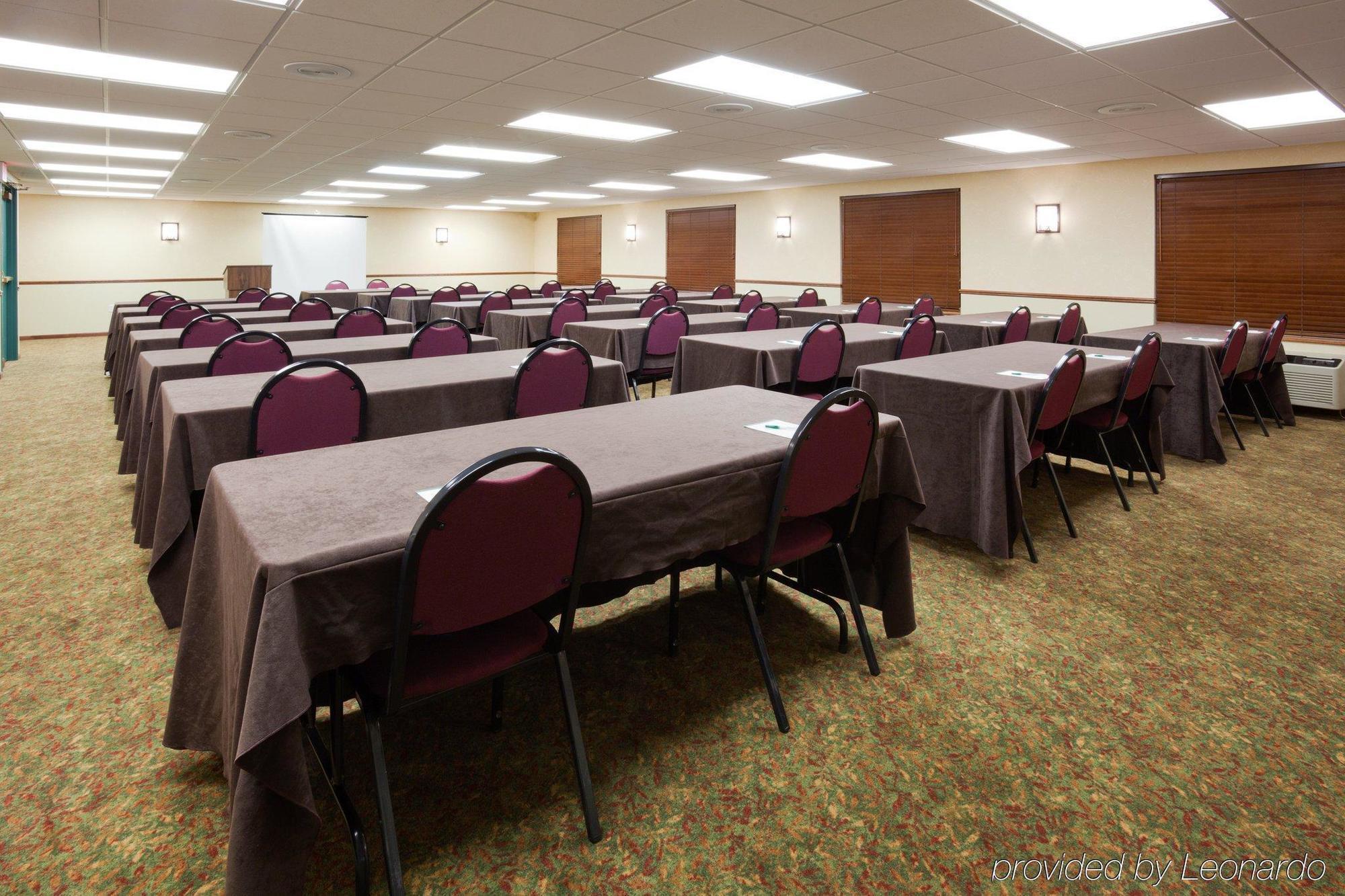 Country Inn & Suites By Radisson Bismarck Waterpark Perniagaan gambar